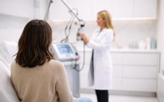 personne-cabinet-dermatologique-professionnel-blouse
