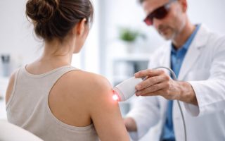 personne-traitement-laser-cabinet-medical