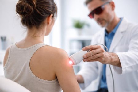 personne-traitement-laser-cabinet-medical