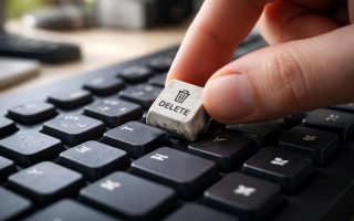 doigt-touche-clavier-bureau-flou