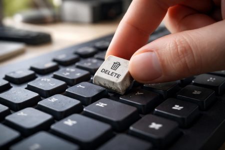 doigt-touche-clavier-bureau-flou